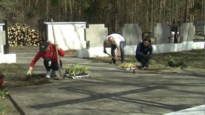В селі на Волині волонтери прибрали польське кладовище
