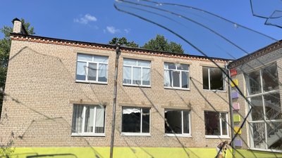 "Вибиті 18 вікон, розбиті двоє дверей, є пошкодження на подвір’ї": очевидці про обстріл дитячого садка у Херсоні "Вибиті 18 вікон, розбиті двоє дверей, є пошкодження на подвір’ї": очевидці про обстріл дитячого садка у Херсоні