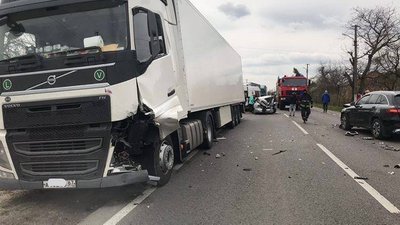 У Кам'янка-Бузькій аварія: жінку із авто витягували рятувальники