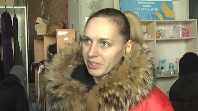 Аліна принесла речі до соціального магазину. Аліна принесла речі до соціального магазину.