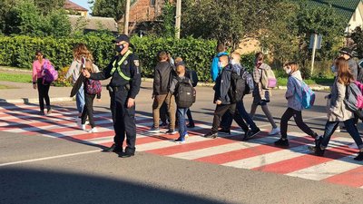 В одній з волинських ОТГ поліцейські переводять дітей через дорогу до школи