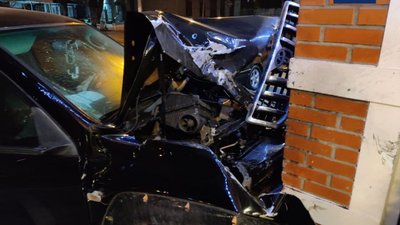 В Одесі позашляховик в'їхав в магазин В Одесі позашляховик в'їхав в магазин