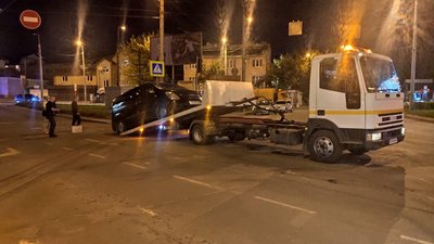 У Тернополі невідомі залишили посеред дороги авто. Вибухотехніки перевіряли У Тернополі невідомі залишили посеред дороги авто. Вибухотехніки перевіряли