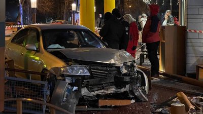 В Одесі автівка влетіла на терасу ресторану: одна людина травмувалася В Одесі автівка влетіла на терасу ресторану: одна людина травмувалася