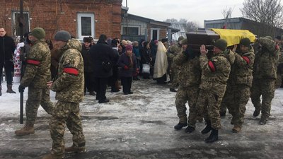 У Битиці Сумського району провели в останню путь бойового медика Артема Хурсенка У Битиці Сумського району провели в останню путь бойового медика Артема Хурсенка