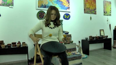 Опановує музичний інструмент, схожий на літаючу тарілку. Анастасія Ахтарова. СУСПІЛЬНЕ | ЛЮДИ