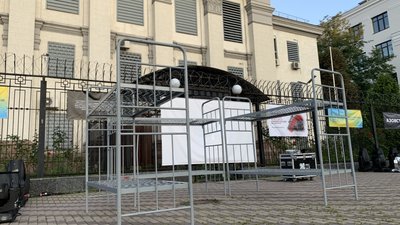 Біля посольства Росії влаштували акцію протесту до роковин теракту в Оленівці Біля посольства Росії влаштували акцію протесту до роковин теракту в Оленівці