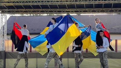 На концерти, благодійні заходи і похорони Героїв. Як мешканка Львівщини шиє прапори На концерти, благодійні заходи і похорони Героїв. Як мешканка Львівщини шиє прапори
