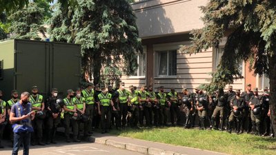 Суд продовжив розгляд запобіжного заходу Стерненку, будівлю посилено охороняють Суд продовжив розгляд запобіжного заходу Стерненку, будівлю посилено охороняють