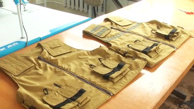 На вінницькому підприємстві шиють розвантажувальні жилети та сумки