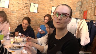 В Івано-Франківську вимушених переселенців безкоштовно навчали писанкарства В Івано-Франківську вимушених переселенців безкоштовно навчали писанкарства