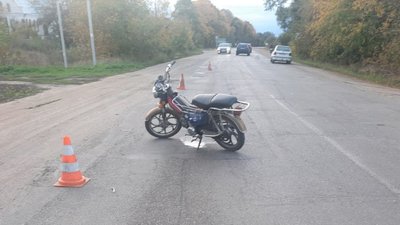 Мотоцикліста госпіталізували – на Житомирщині водій двоколісника "Musstang" зіткнувся з автомобілем "Škoda"