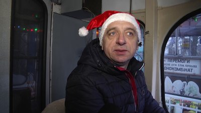 У Житомирі містом почав курсувати різдвяно-новорічний трамвай