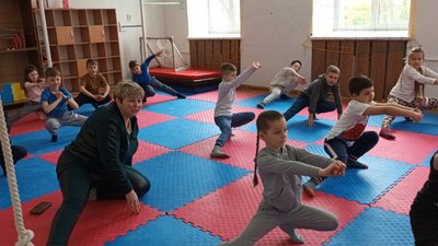 Урок фізкультури з елементами пілатесу в тернопільській школі Урок фізкультури з елементами пілатесу в тернопільській школі