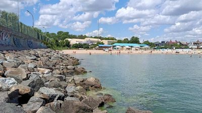 Біля пляжу Чорноморка в Одесі перевірили воду через повідомлення про забруднення