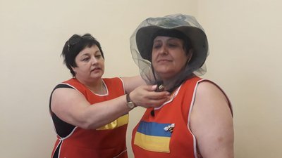 У Кропивницькому для військових шиють сітки від комарів