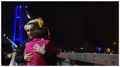 У Запоріжжі на нещодавно відкритому вантовому мосту хлопець освідчився дівчині У Запоріжжі на нещодавно відкритому вантовому мосту хлопець освідчився дівчині