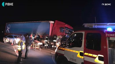 Біля Рівного легковик влетів у вантажівку, двоє загиблих Біля Рівного легковик влетів у вантажівку, двоє загиблих