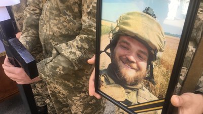 У Полтаві прощаються із воїнами, які загинули під час оборони України У Полтаві прощаються із воїнами, які загинули під час оборони України