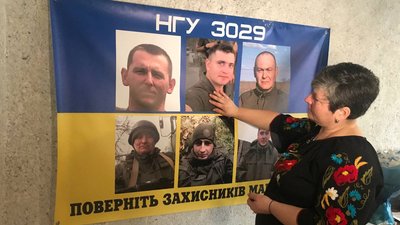 Альона Юзюк біля банера зі світлинами полонених Альона Юзюк біля банера зі світлинами полонених