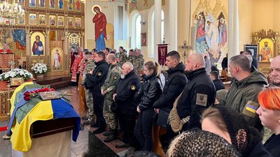 На Закарпатті попрощалися із загиблим воїном Ярославом Романовим