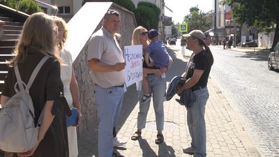 Біля Луцької міськради пікет проти капремонту Дружби Народів Біля Луцької міськради пікет проти капремонту Дружби Народів