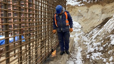 Будівельник під час будівництва бомбосховища у Люботині Будівельник під час будівництва бомбосховища у Люботині