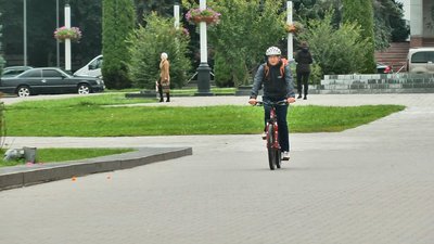 На велосипеді хмельничанин Олександр їздить постійно, незалежно від пори року. На велосипеді хмельничанин Олександр їздить постійно, незалежно від пори року.