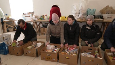 "Служба йде, люди носять ящики": у монастирі на Рівненщині облаштували волонтерський штаб "Служба йде, люди носять ящики": у монастирі на Рівненщині облаштували волонтерський штаб
