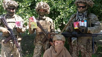 Волонтерка, донати, хліб, тепловізори, військове спорядження Волонтерка, донати, хліб, тепловізори, військове спорядження