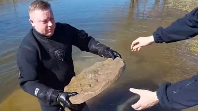 Роботи луцького скульптора, які вандали кинули у річку, дістали з води Роботи луцького скульптора, які вандали кинули у річку, дістали з води
