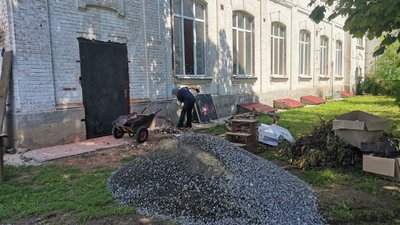 "Зривало дахи та ламало дерева": у місті на Полтавщині тиждень ліквідовують наслідки буревію "Зривало дахи та ламало дерева": у місті на Полтавщині тиждень ліквідовують наслідки буревію