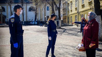 Без масок і зі штрафами: де в Україні порушили карантин на Великдень