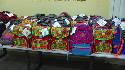 В рамках акції "Шкільний портфелик" допомогу отримали 500 школярів Хмельницького