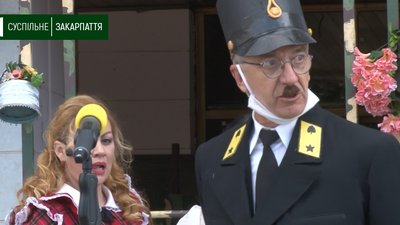 Вистава "Швендяє Ужгородом Швейк" відбулася на площі перед драмтеатром Вистава "Швендяє Ужгородом Швейк" відбулася на площі перед драмтеатром