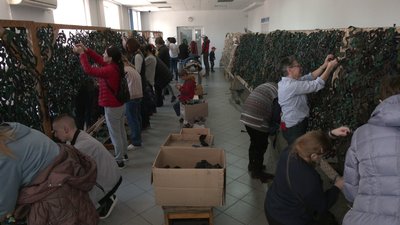 Волонтери плетуть маскувальні сітки
