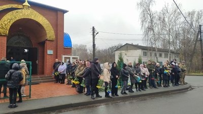"Він був нам як син". У Сумах провели в останню путь загиблого десантника Олексія Батрака