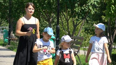 "Я завжди думала, що одинокі люди не можуть створювати прийомні сім'ї". Мукачівка стала прийомною мамою трьох дівчат "Я завжди думала, що одинокі люди не можуть створювати прийомні сім'ї". Мукачівка стала прийомною мамою трьох дівчат