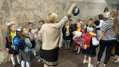 школярі у метро харкова