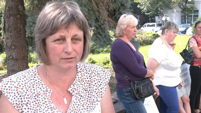 "Не знає колективу": у селі на Франківщині вимагають переобрати директорку школи