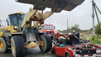На Житомирщині навантажувач зіткнувся з ВАЗом: одна людина загинула, ще двоє – в лікарні