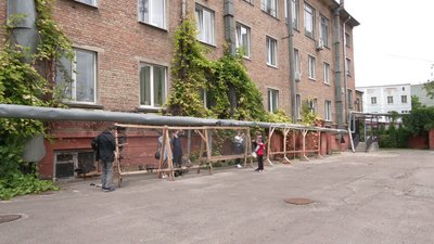 "Потрібні робочі руки": волонтери закликають рівнян долучатись до плетіння маскувальних сіток
