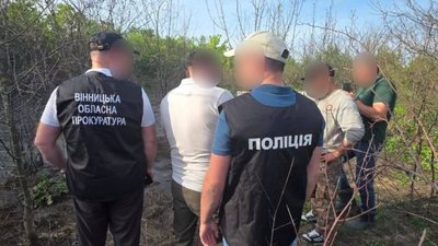 Правоохоронці на місці забруднення землі