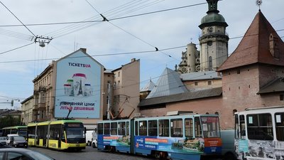 Громадський транспорт на площі Митній