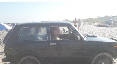 На Одещині жінка напідпитку їхала пляжем на автівці поміж людей На Одещині жінка напідпитку їхала пляжем на автівці поміж людей