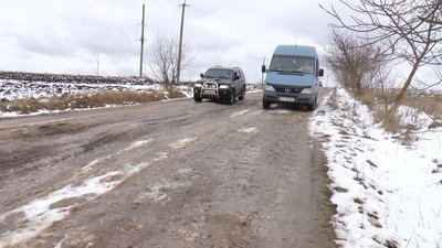 "Не дорога, а вулканічний кратер". Жителі Чернелицької громади про стан доріг у селах "Не дорога, а вулканічний кратер". Жителі Чернелицької громади про стан доріг у селах