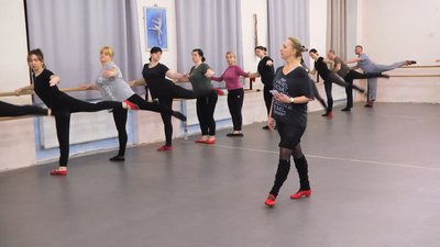 Заняття для матусів та татусів проходять за усіма правилами хореографії. Фото: Суспільне. Поділля. Заняття для матусів та татусів проходять за усіма правилами хореографії. Фото: Суспільне. Поділля.