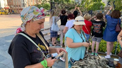У Кропивницькому влаштували інсталяцію, фотовиставку та плетіння сіток у центрі до Дня пам'яті захисників України У Кропивницькому влаштували інсталяцію, фотовиставку та плетіння сіток у центрі до Дня пам'яті захисників України