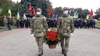 Поклали квіти до Вічного вогню: у Полтаві почали відзначати День міста