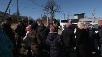 Велика Горожанна. Орендар приміщень Ігор Шотурма спілкується з жителями села Велика Горожанна. Орендар приміщень Ігор Шотурма спілкується з жителями села